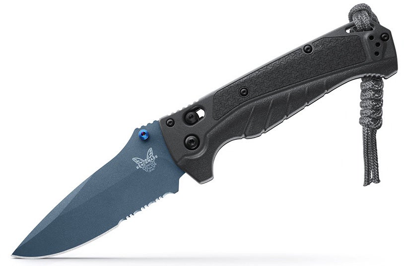 Benchmade 18060SBT-01 Adira foldekniv med delvist savtakket MagnaCut-blad i Cerakote Blue Titanium og Tempest Gray Grivory-skæfte