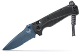 Benchmade 18060SBT-01 Adira foldekniv med delvist savtakket MagnaCut-blad i Cerakote Blue Titanium og Tempest Gray Grivory-skæfte