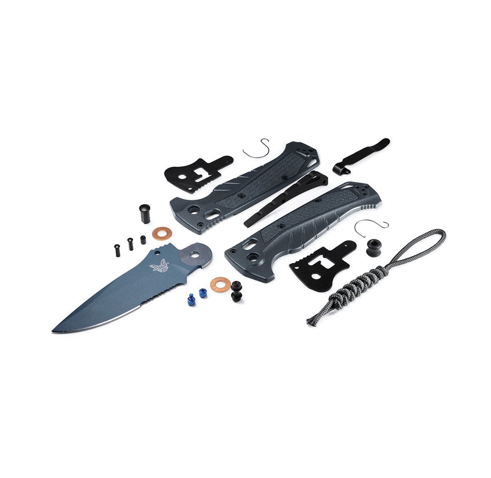 Benchmade 18060SBT-01 Adira foldekniv med delvist savtakket MagnaCut-blad i Cerakote Blue Titanium og Tempest Gray Grivory-skæfte
