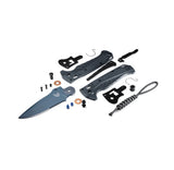 Benchmade 18060SBT-01 Adira foldekniv med delvist savtakket MagnaCut-blad i Cerakote Blue Titanium og Tempest Gray Grivory-skæfte