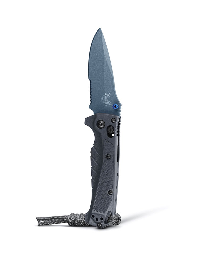 Benchmade 18065SBT-01 Mini Adira foldekniv med delvist savtakket MagnaCut-blad i Cerakote Blue Titanium og Tempest Gray Grivory-skæfte