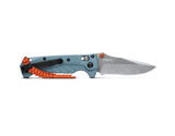 Benchmade 18065S Mini Adira foldekniv med delvist savtakket MagnaCut drop point-blad, Depth Blue Grivory-skæfte og orange lanyard