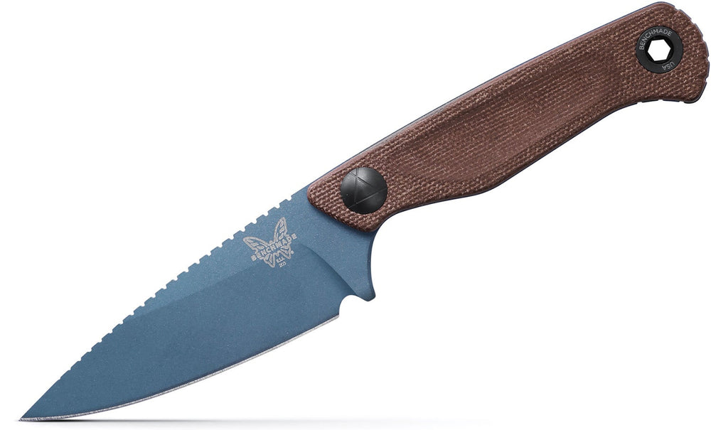 Benchmade 203BT-03 Dacian kniv med fast MagnaCut spear point-blad i Blue Titanium Cerakote, brunt Canvas Micarta-skæfte og læderskede