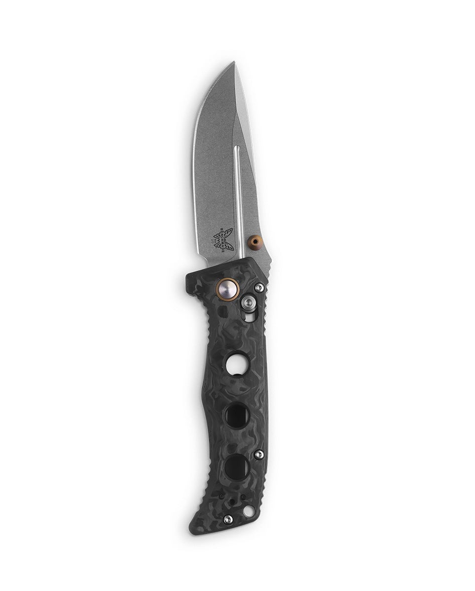 Benchmade 273-03 Mini Adamas foldekniv med MagnaCut drop point-blad i stonewash og skæfte i Marbled Carbon Fiber med FDE-detaljer