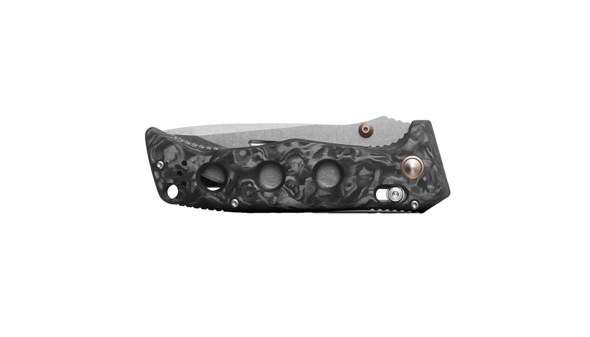 Benchmade 275-05 Adamas foldekniv med drop point-blad i CPM MagnaCut og skæfte i marmoreret carbonfiber