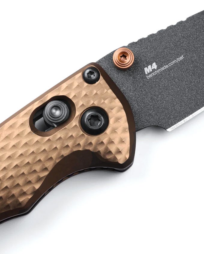 Benchmade 290BK-1 Full Immunity foldekniv med CPM-M4 Wharncliffe-blad i Cerakote og skæfte i Burnt Bronze aluminium
