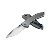 Benchmade 743 Mini Narrows foldekniv med stonewash CPM-20CV drop-point blad og gråt skæfte i titanium med Sapphire Blue-detaljer