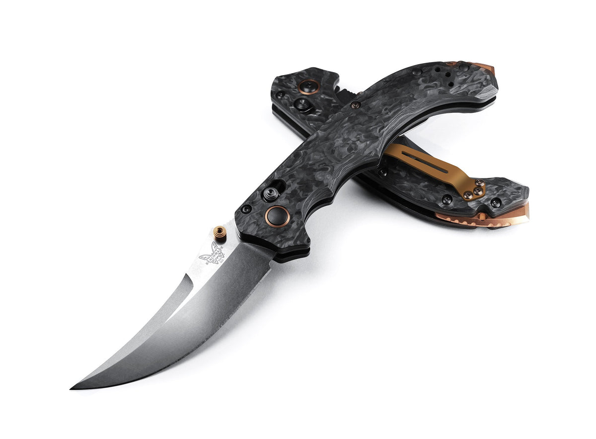 Benchmade 865-02 Mini Bedlam foldekniv med stonewash CPM-S90V scimitar-blad og skæfte i kulfiber med kobberdetaljer