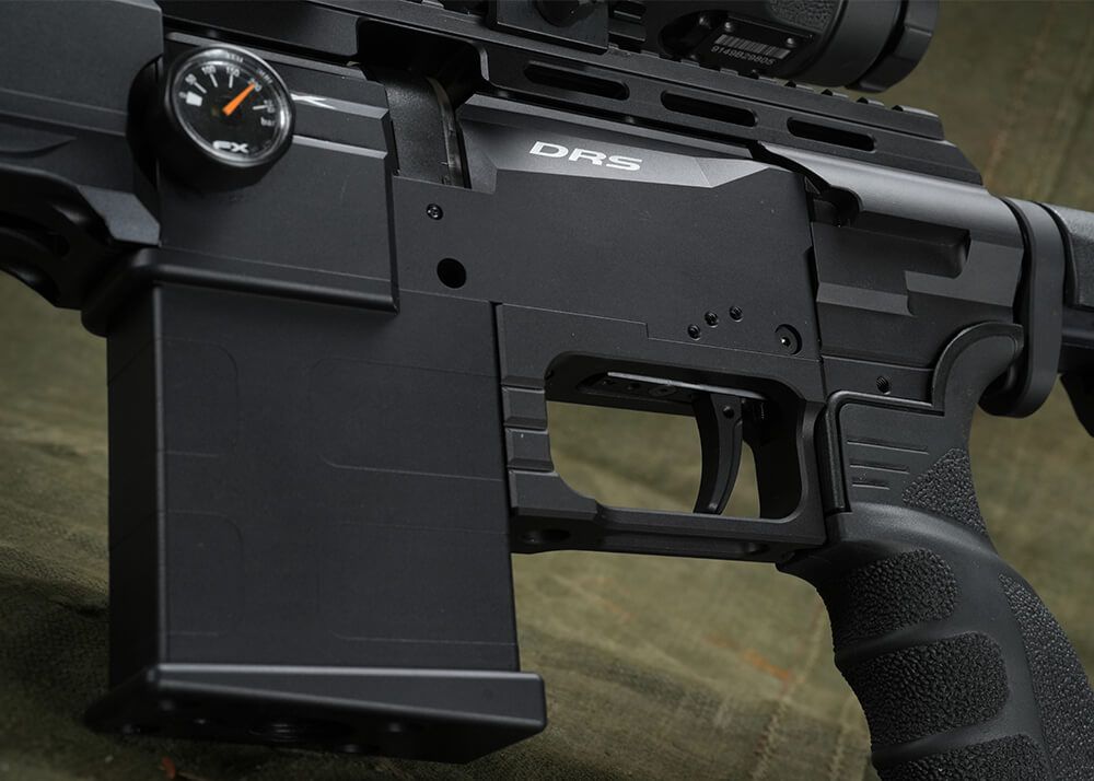 FX DRS Tactical 600 PCP-luftgevær i 4,5 mm med UG-1 greb og skinner i fuld længde
